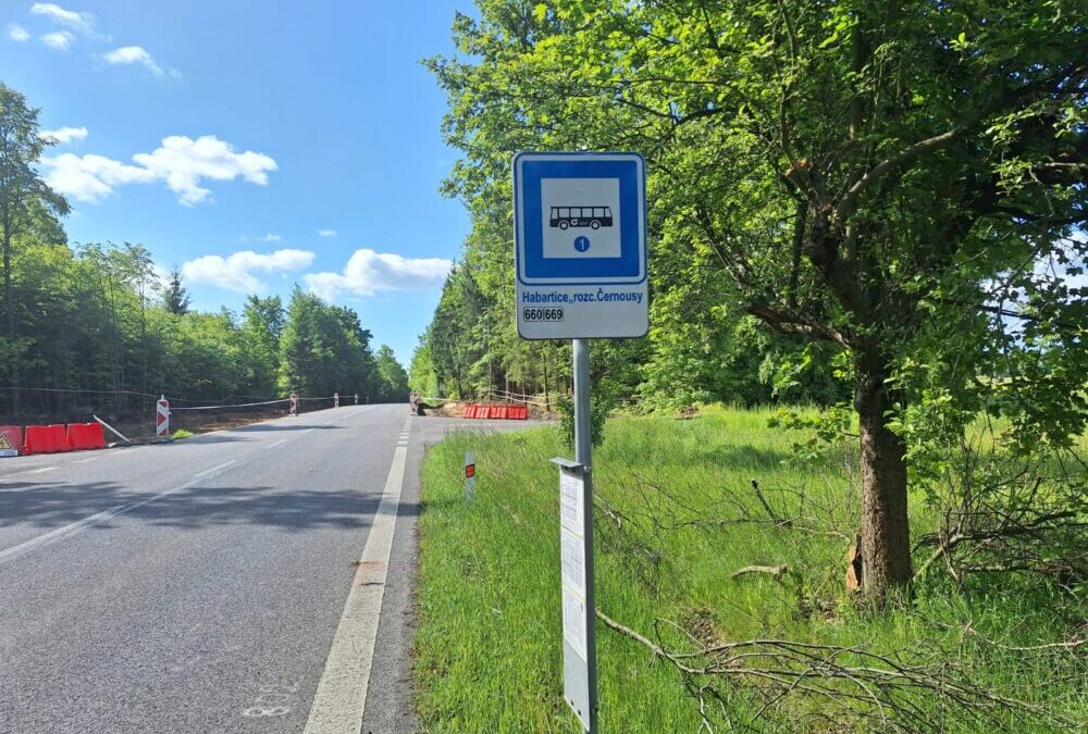 Na silnici I/13 u Habartic probíhá realizace stavby autobusových zastávek se zálivy