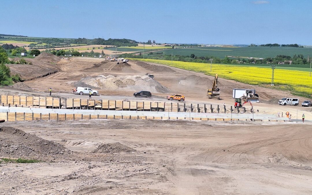 Na stavbě středočeské části dálnice D7 začíná zakládání mostů