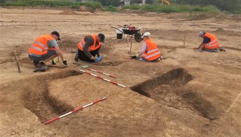 3_Vybírání výplně zahloubené části domu ze 13. století.