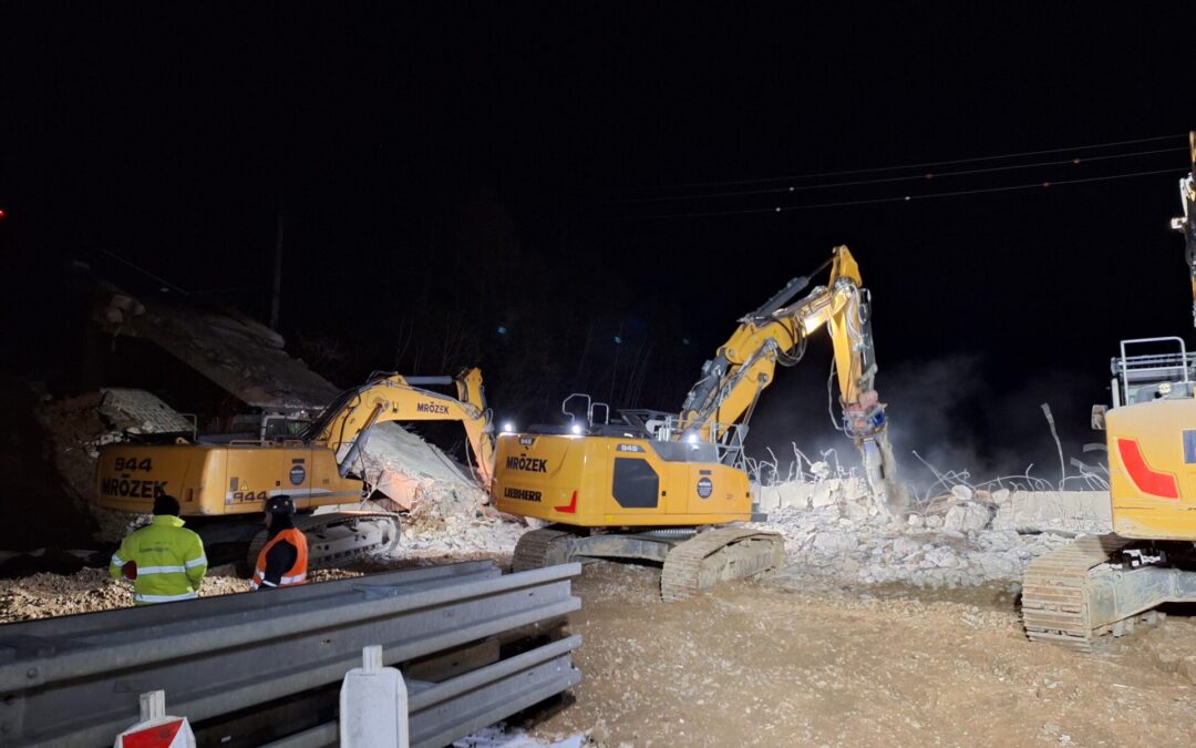 Dokončili jsme demolici nadjezdu na dálnici D1 u Řehořova