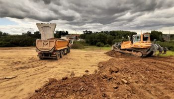 8_ budování násypu za opěrou mostu přes Šlapanku