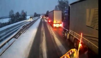 Pohled ze sypače s radlicí při výkonu zimní údržby