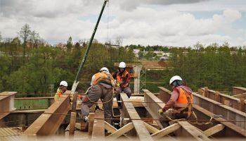 Práce na nosné konstrukci mostu přes železnici
