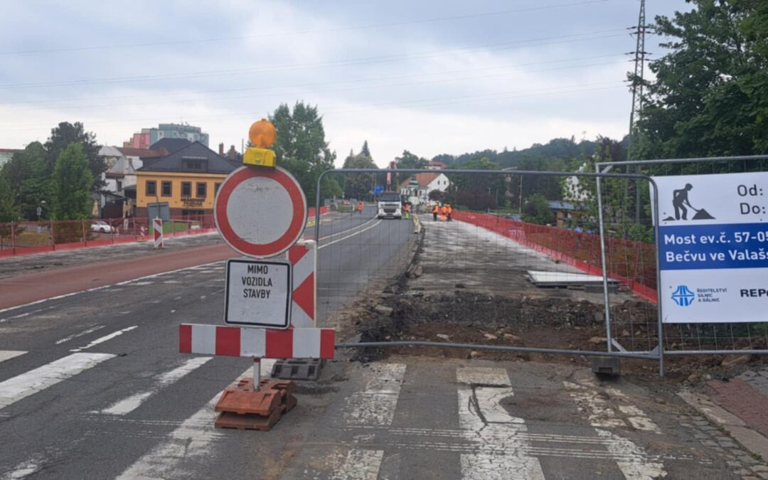 Uzavřeli jsme most přes Rožnovskou Bečvu ve Valašském Meziříčí